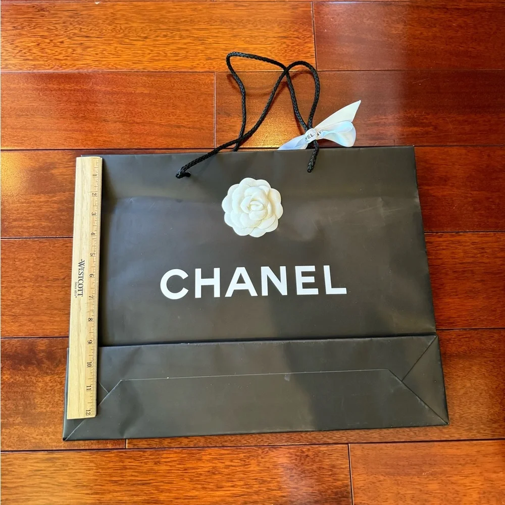 We’ve Chanel gift bag - Picture 6 of 6
